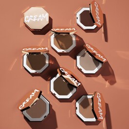 Cheeks Out Freestyle Cream Bronzer - Krémový bronzer