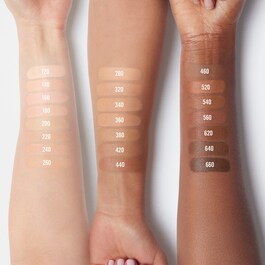 Anticernes Illuminant Surrealskin™ – Rozjasňující korektor
