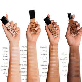 Natural Radiant Longwear Foundation - Rozjasňující dlouhodržící tekutý make-up