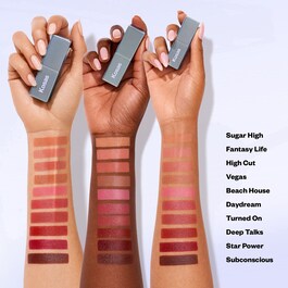 Weightless Lip Color – Vyživující saténová rtěnka