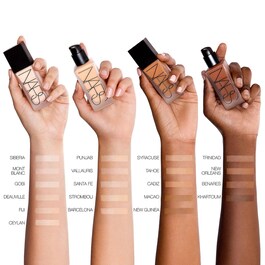 All Day Luminous Weightless Foundation - Lehký rozjasňující kompaktní makeup