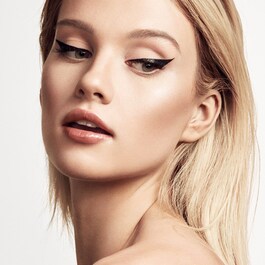 Flyliner Longwear Liquid Eyeliner - Tekuté oční linky