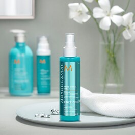 Frizz Shield Spray – Lehký sprej pro jemné a hebké vlasy