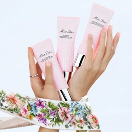 Miss Dior Rose Granita Shower Milk - Peelingová tělové mléko do sprchy