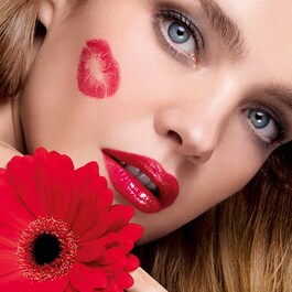 KissKiss Shine Bloom - Rtěnka s 95 % složek přírodního původu