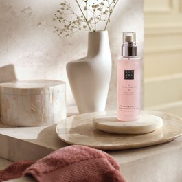 The Ritual of Sakura Shimmering Body Spray - Třpytivý sprej na tělo