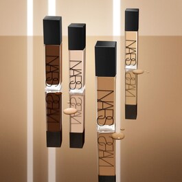 Natural Radiant Longwear Foundation - Rozjasňující dlouhodržící tekutý make-up