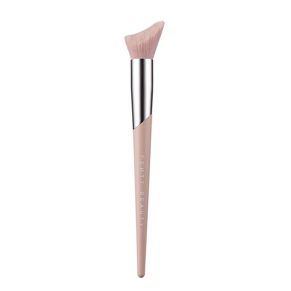 120 Cheek-Hugging Highlight Brush - Štětec na rozjasňovač, FENTY BEAUTY