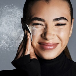 HD Skin Perfecting Pressed Powder – Transparentní kompaktní fixační pudr